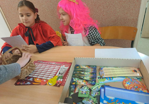 Uczniowie SP 12 podczas przerwy