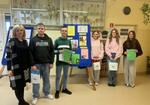 Uczniowie z nauczycielką