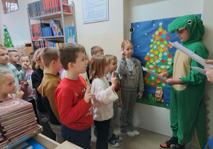 Uczniowie SP 12 podczas zajęć w bibliotece