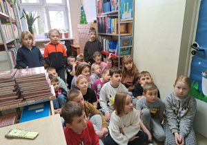 Uczniowie SP 12 podczas zajęć w bibliotece