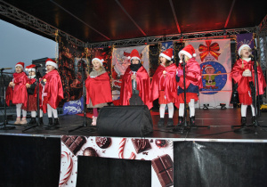 Śpiewające dzieci z oddziału przedszkolnego