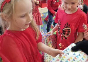 Dziewczynki z prezentami