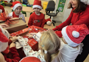 Dzieci otwierające prezenty