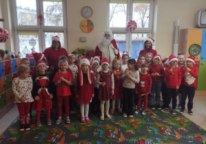 Dzieci ze Świętym Mikołajem