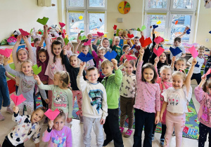 Dzieci z samodzielnie wykonanymi sercami origami