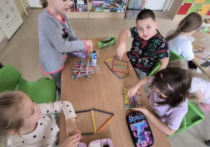 Dzieci podczas tworzenia obrazków z kredek