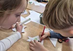 Dzieci tworzące zwierzątka origami