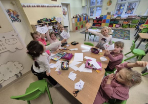 Dzieci podczas składania zwierzątek techniką origami