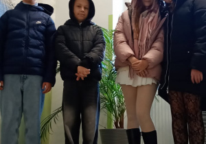 Uczniowie odwiedzający Zakład Pielęgnacyjno - Opiekuńczy