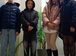 Nasi uczniowie w odwiedzinach u pensjonariuszy Zakładu Pielęgnacyjno - Opiekuńczego