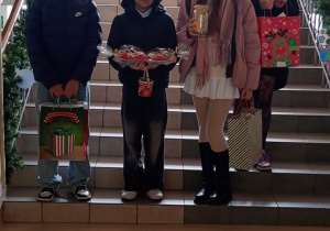 Uczniowie z podarunkami dla pensjonariuszy