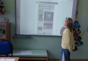 Uczennica czytająca Zielone wiadomości