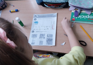 Uczennica podczas zadań