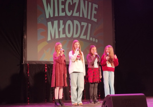 Uczennice SP 12 podczas koncertu