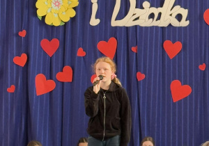 Uczniowie SP 12 podczas występu