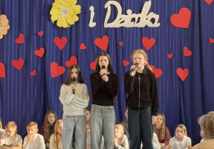 Uczniowie SP 12 podczas występu