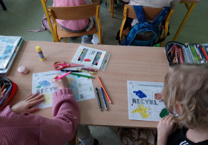 Dzieci wykonujące kartę pracy.