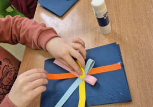 Dziecko przygotowujące laurkę.