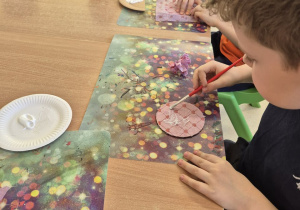 Dzieci tworzące podstawki pod kubki.