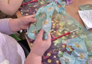 Dzieci tworzące upominki dla Dziadków.