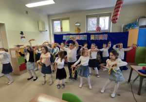 Dzieci podczas tańca.