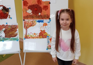 Dziewczynka ze swoją pracą.