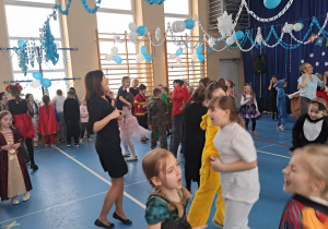 Społeczność szkolna podczas balu