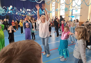 Społeczność szkolna podczas balu