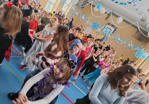 Społeczność szkolna podczas balu