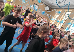 Społeczność szkolna podczas balu