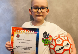 Chłopiec z nagrodą