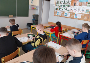 Uczniowie w czasie rozwiązywania zadań