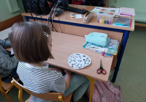 Dziewczynka z wykonanym zadaniem