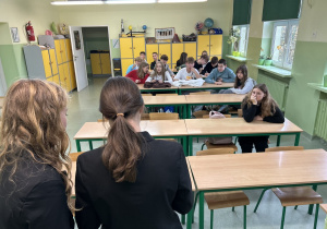 Uczniowie podczas spotkania z koleżankami ze szkoły ponadpodstawowej