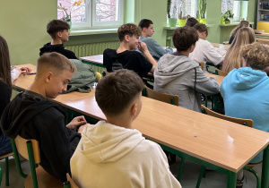 Uczniowie klasy ósmej w czasie spotkania z kolegami ze szkoły ponadpodstawowej