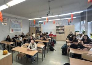 Klasa ósma w czasie prelekcji o tomaszowskiej szkole