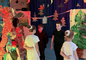 Uczniowie podczas przedstawienia