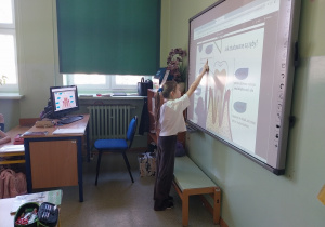Uczennica poznająca budowę zęba