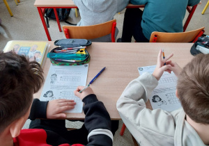 Dzieci rozwiązujące zadania