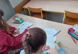 Uczniowie rozwiązujący karty pracy