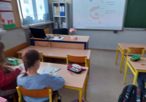 Uczniowie poznający informację o zębach