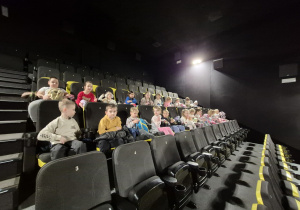 Dzieci podczas seansu