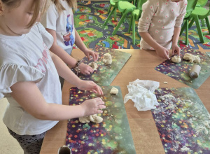 Zabawy z masą solną w Tęczowej Akademii