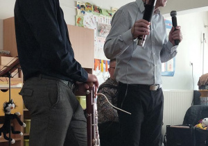 Dzieci uczą się nowych instrumentów