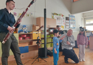 Dzieci podczas zajęć muzycznych