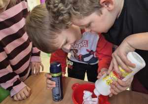 Dzieci szykują masę