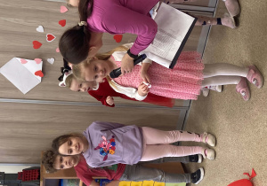 Dzieci podczas zabaw walentynkowych