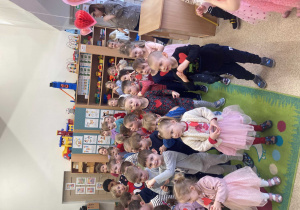 Dzieci podczas zabaw walentynkowych