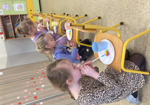 Dzieci podczas zabaw walentynkowych