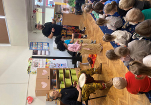 Dzieci poznają nowe intrumenty